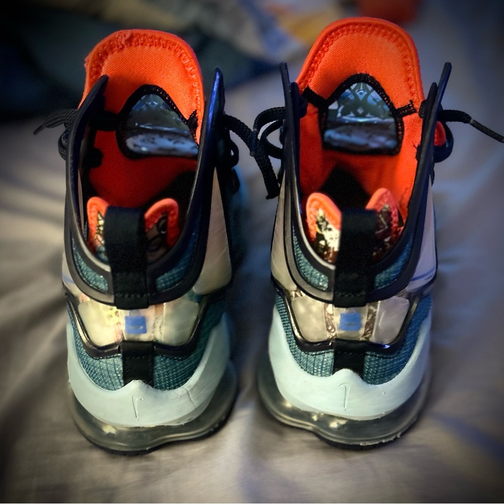 Size 9 LE BRON XIX Blackened Blue
CZ0203-400. Only worn inside like new.